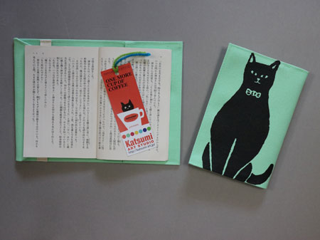 【猫柄】カツミアート（松下カツミ）ブックカバー：おすまし猫（エメラルドグリーン）