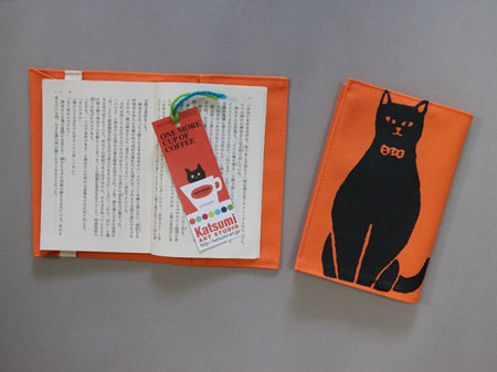 【猫柄】カツミアート（松下カツミ）ブックカバー：おすまし猫（オレンジ）