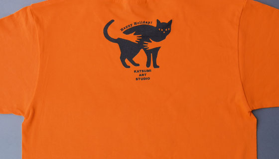 【猫柄】カツミアート（松下カツミ）T-シャツ：ハグキャット（イラスト部分・背面）