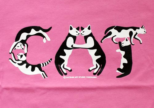 松下カツミ猫柄T-シャツ：猫文字CAT（ピンク）