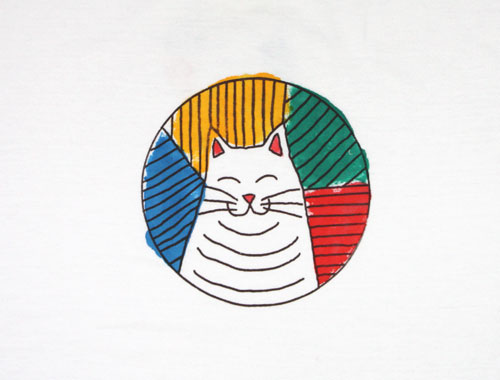 【猫柄】カツミアート（松下カツミ）T-シャツ：ニコニコキャット（ホワイト）