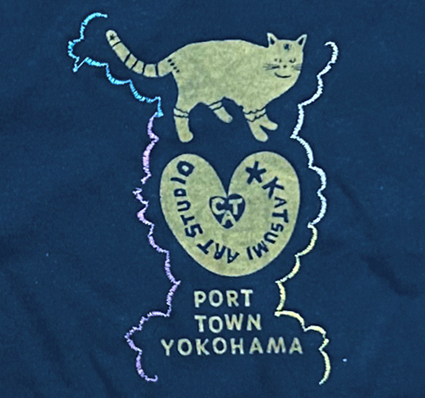 【猫柄】カツミアート（松下カツミ）ワンオフT-シャツ：Style.012（胸側イラスト）